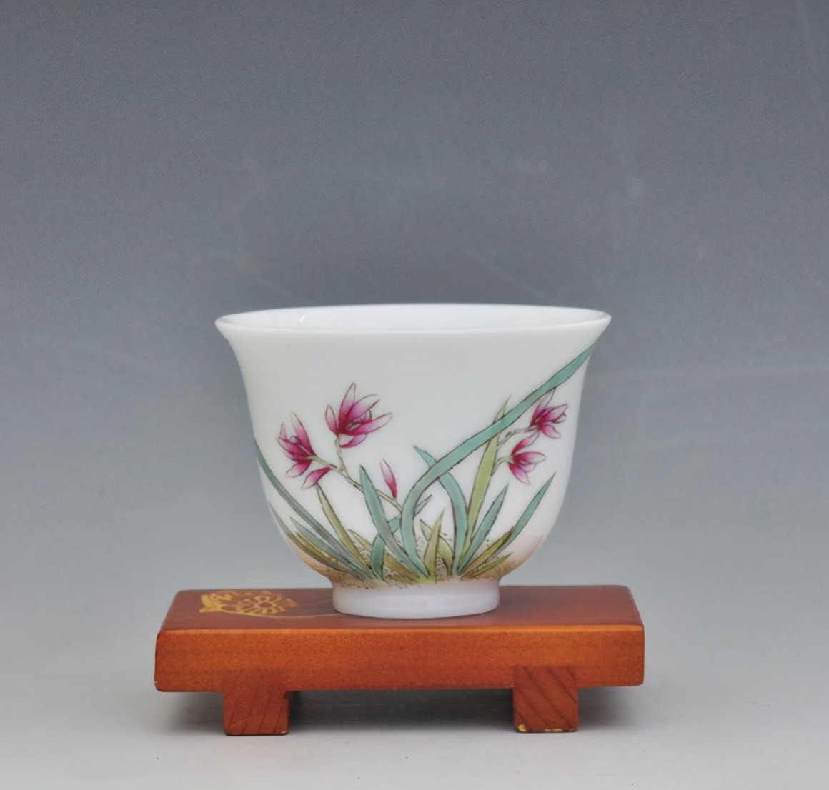 釉上彩和釉下彩的餐具哪个好(一文带您了解瓷器的种类) 釉上彩和釉下彩的餐具哪个好(一文带您了解瓷器的种类)