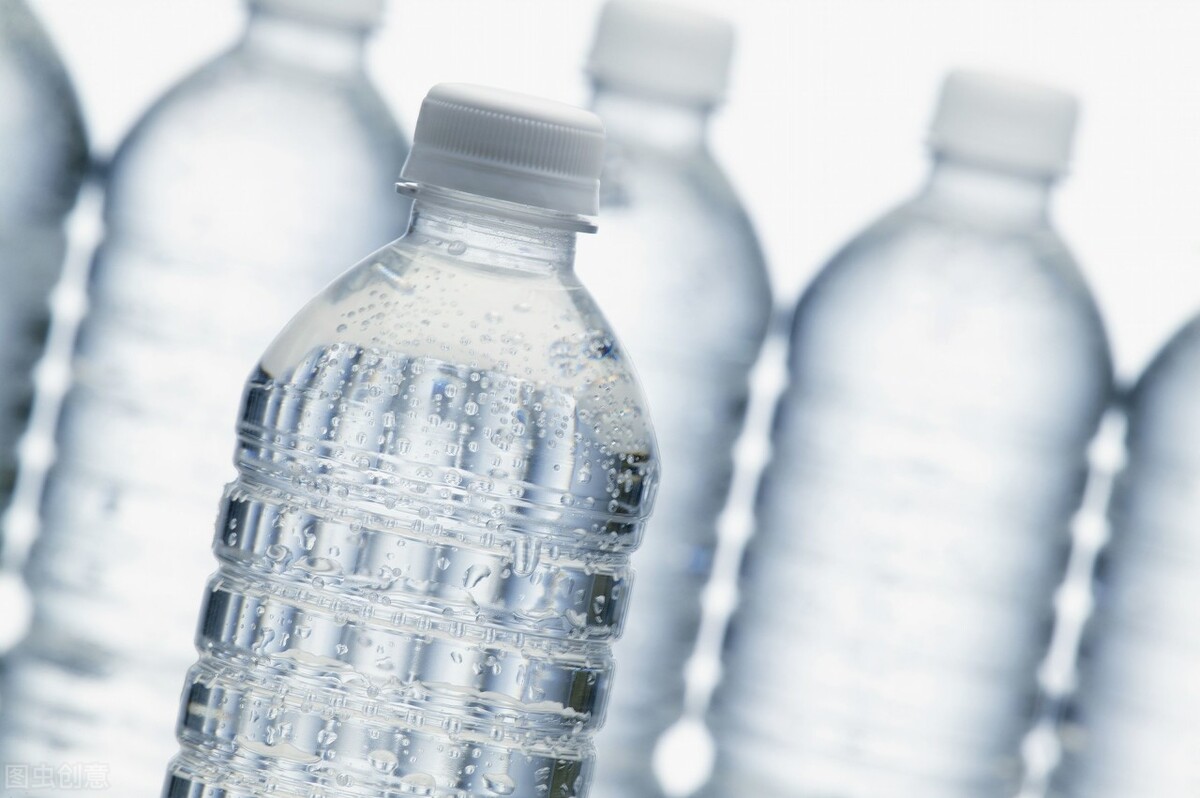 矿泉水和饮用纯净水的区别，电解质水是什么？我们应该选择什么水？