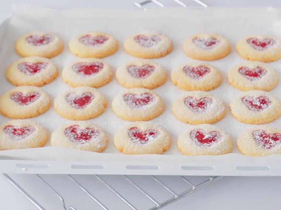 情人节到了你会做爱心饼干吗？草莓果酱爱心曲奇的做法步骤