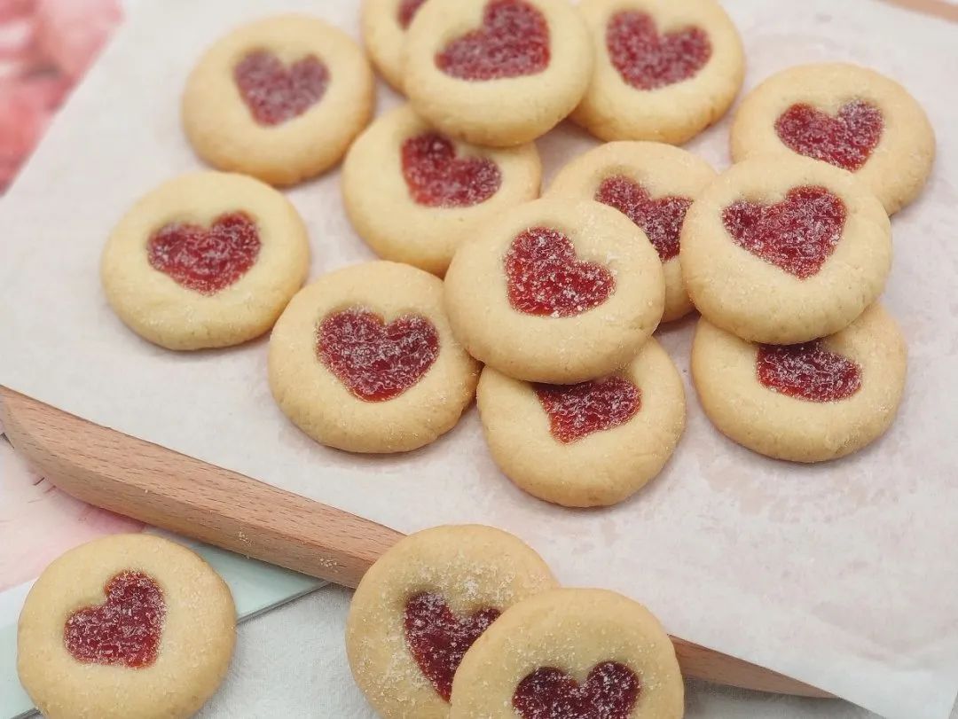 情人节到了你会做爱心饼干吗？草莓果酱爱心曲奇的做法步骤