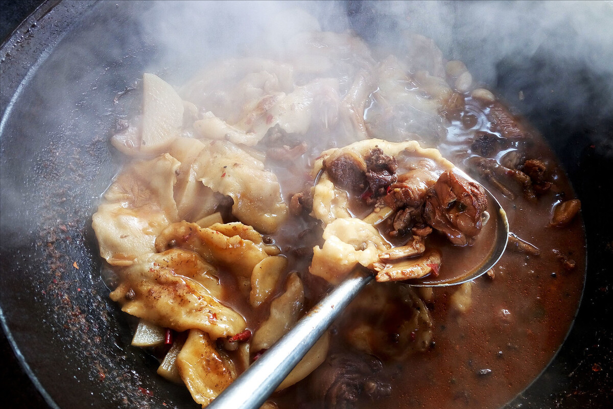 炒菜用的铁锅是生铁好还是熟铁好（炒菜用的铁锅生熟铁锅的特点）