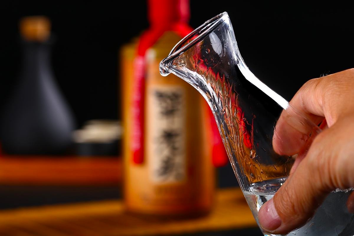 买酒需要注意什么(你要学会鉴别勾兑酒) 买酒需要注意什么(你要学会鉴别勾兑酒)