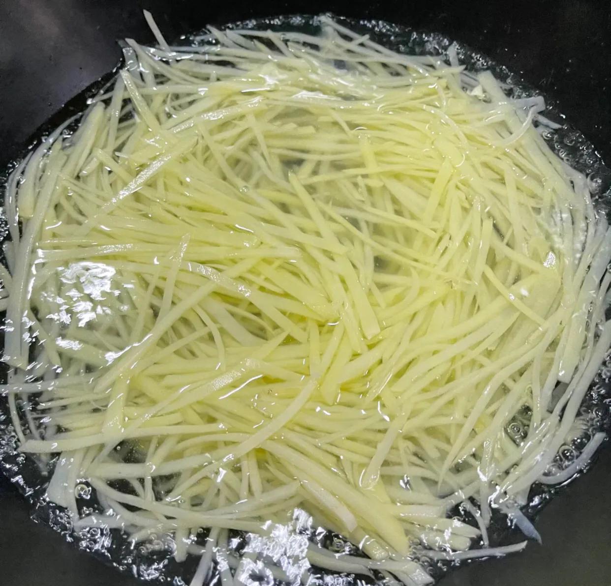 酸辣土豆丝怎么炒好吃又简单(酸辣土豆丝的详细步骤) 酸辣土豆丝怎么炒好吃又简单(酸辣土豆丝的详细步骤)