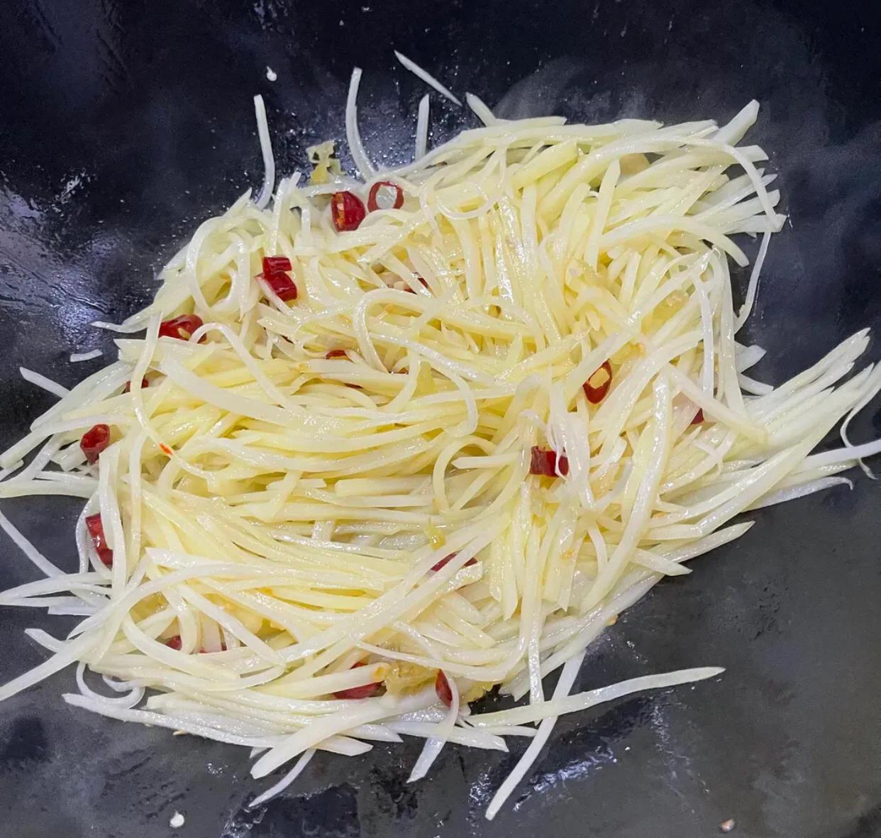 酸辣土豆丝怎么炒好吃又简单(酸辣土豆丝的详细步骤) 酸辣土豆丝怎么炒好吃又简单(酸辣土豆丝的详细步骤)