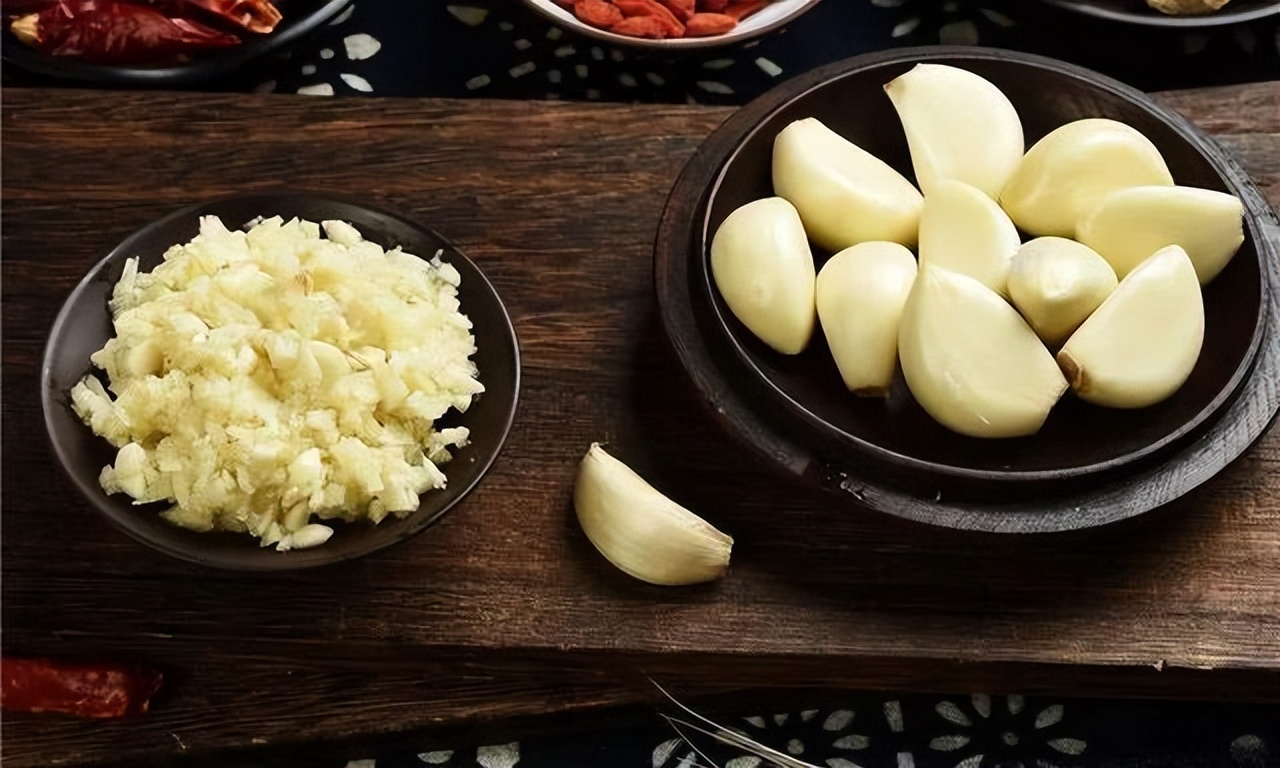 大蒜吃的有什么好处(经常吃大蒜子有什么好处) 大蒜吃的有什么好处(经常吃大蒜子有什么好处)