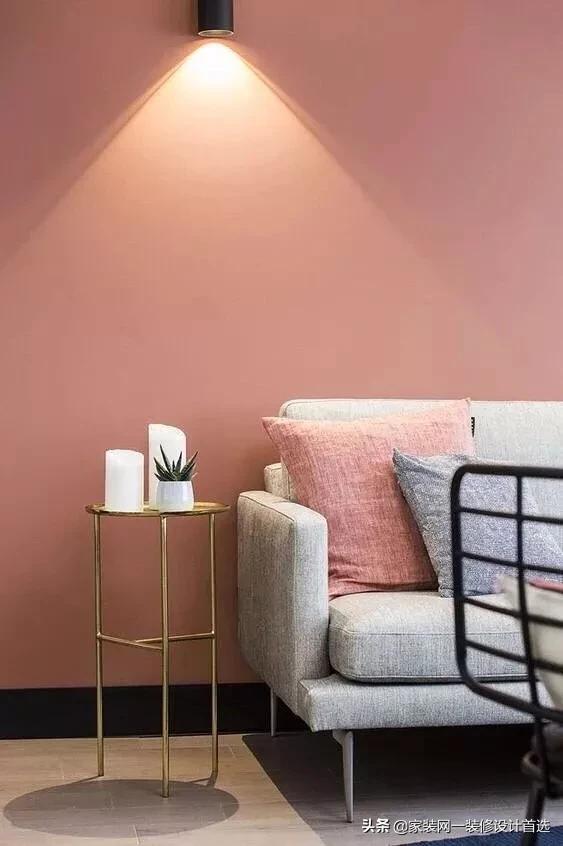 现代简约客厅用什么灯 现代简约风格的客厅适合装什么样的灯具？