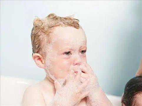 宝宝可以用大人的沐浴露吗？宝宝沐浴露可以洗头吗？