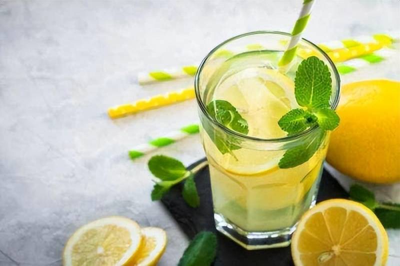 柠檬水怎么喝美白效果最好？柠檬水一天喝几杯？